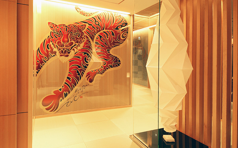 京都の壁画絵師木村英揮氏-キーヤンによる六本木店のRed Tiger